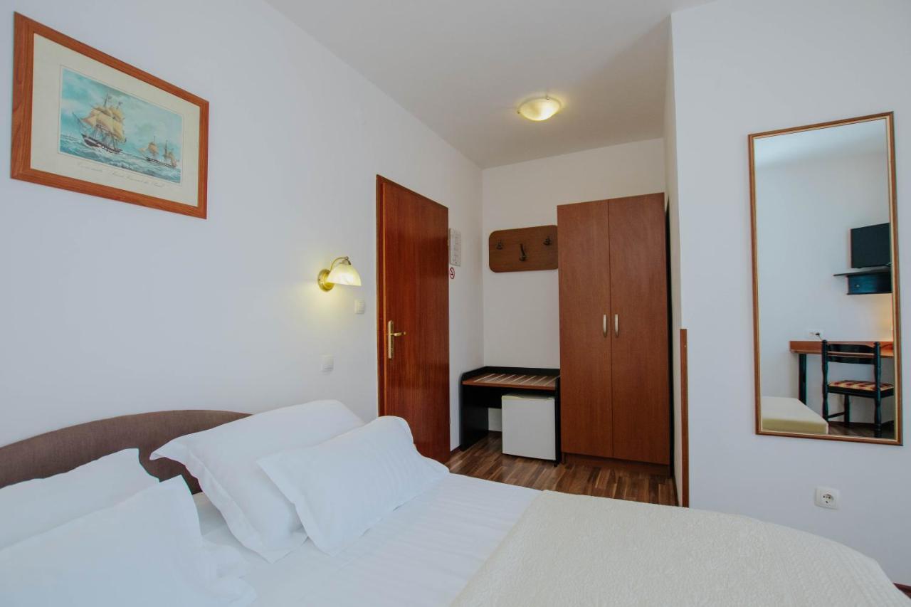Hotel Vila Tina Arbanija Luaran gambar