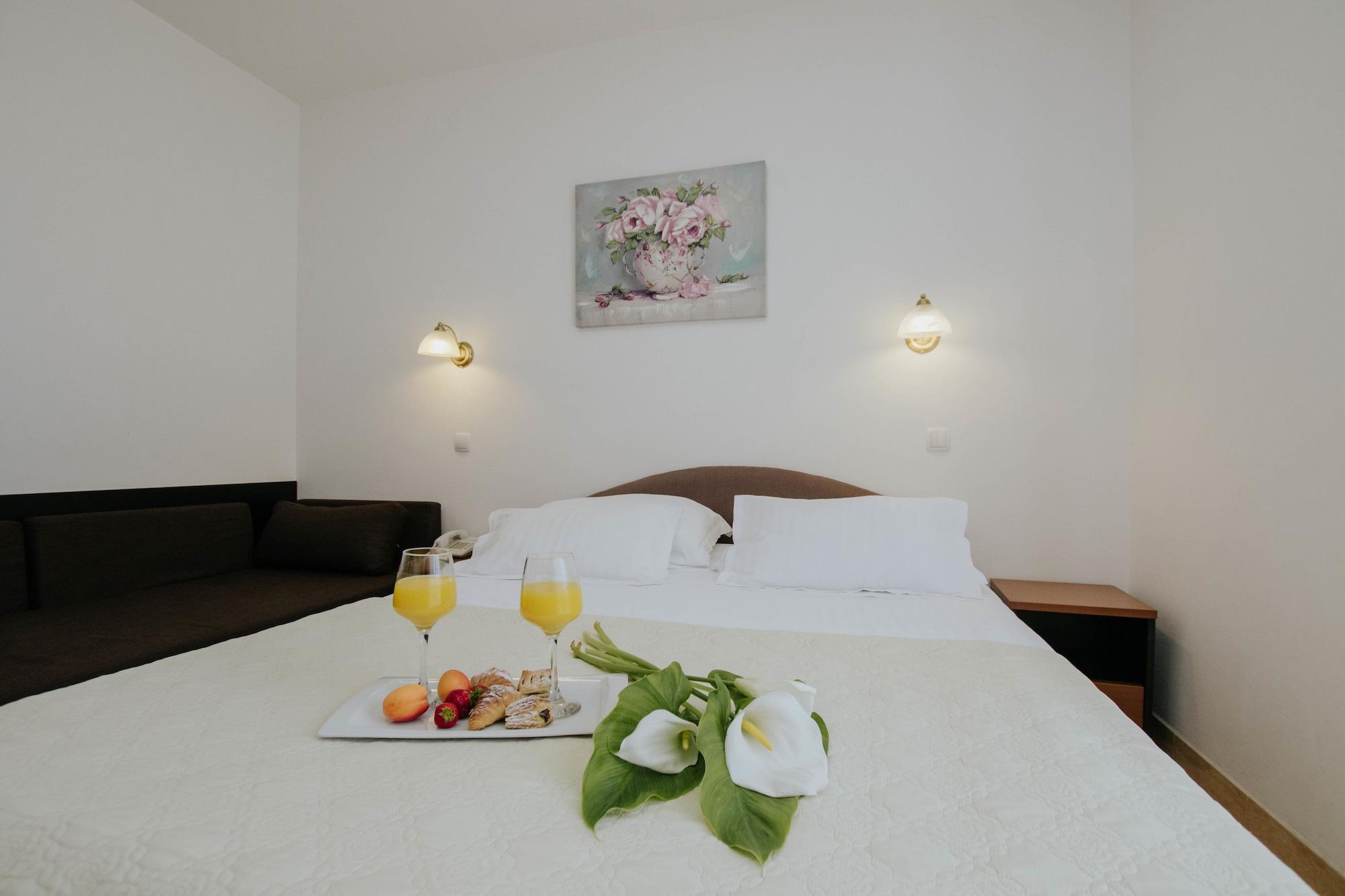Hotel Vila Tina Arbanija Luaran gambar
