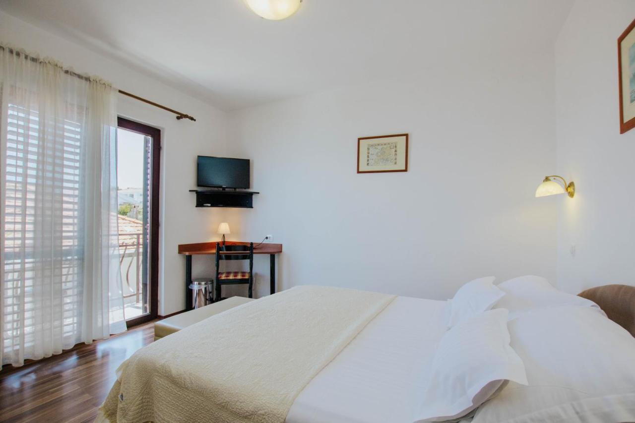 Hotel Vila Tina Arbanija Luaran gambar