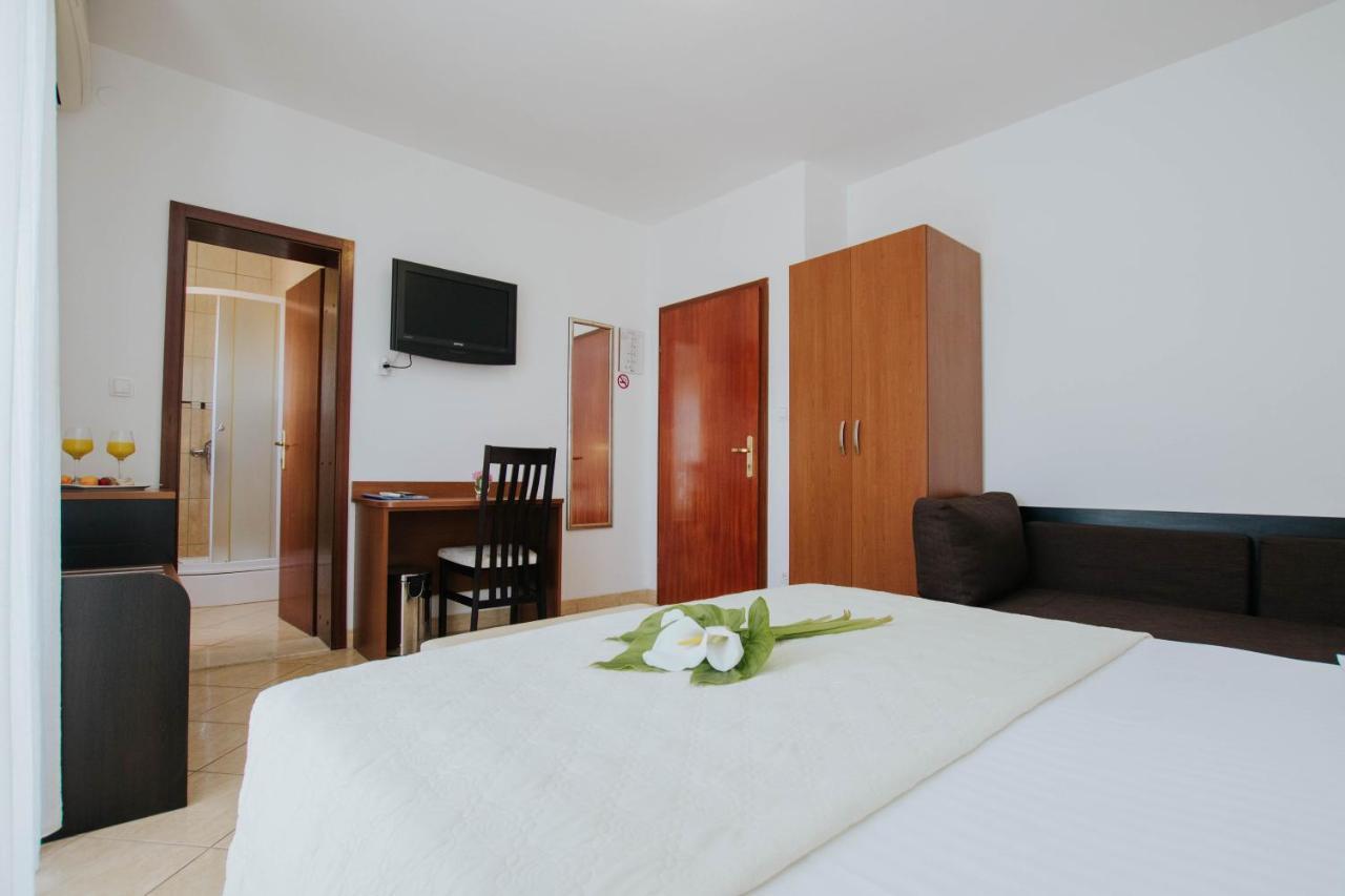 Hotel Vila Tina Arbanija Luaran gambar