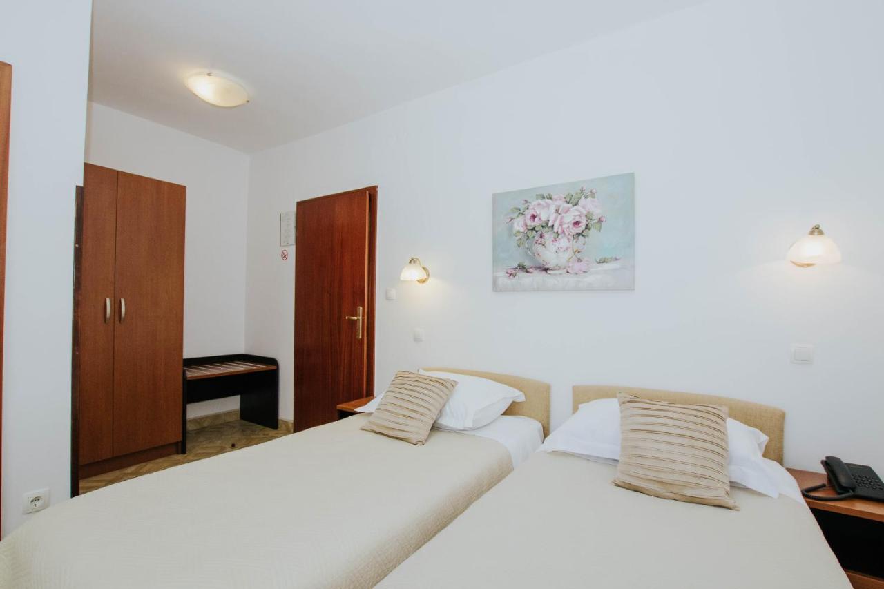Hotel Vila Tina Arbanija Luaran gambar