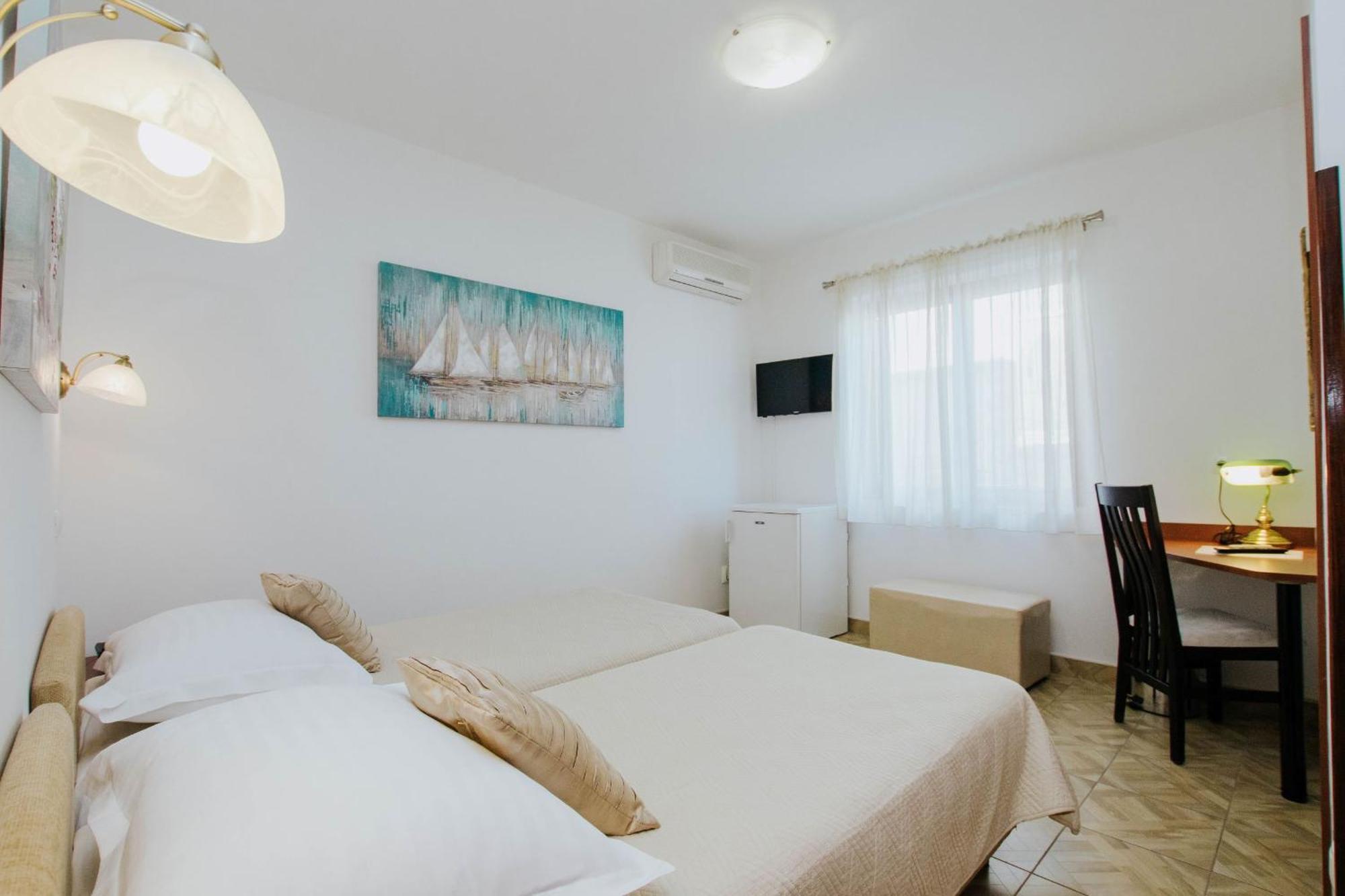 Hotel Vila Tina Arbanija Luaran gambar